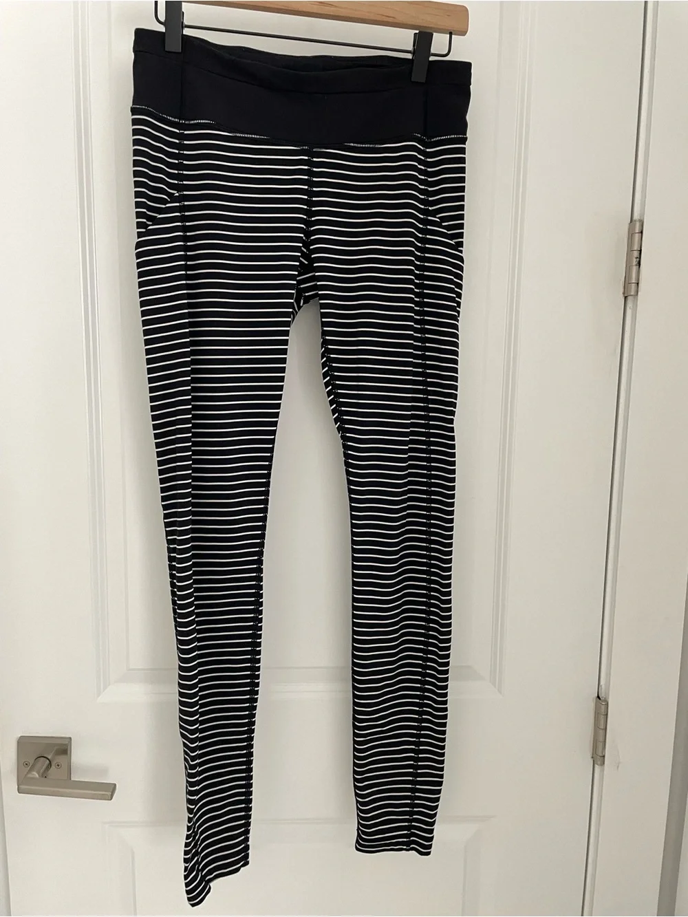 Lululemon Speed Tight Pocket Leggings Size 8 Black White Stripe Running Gym sk24